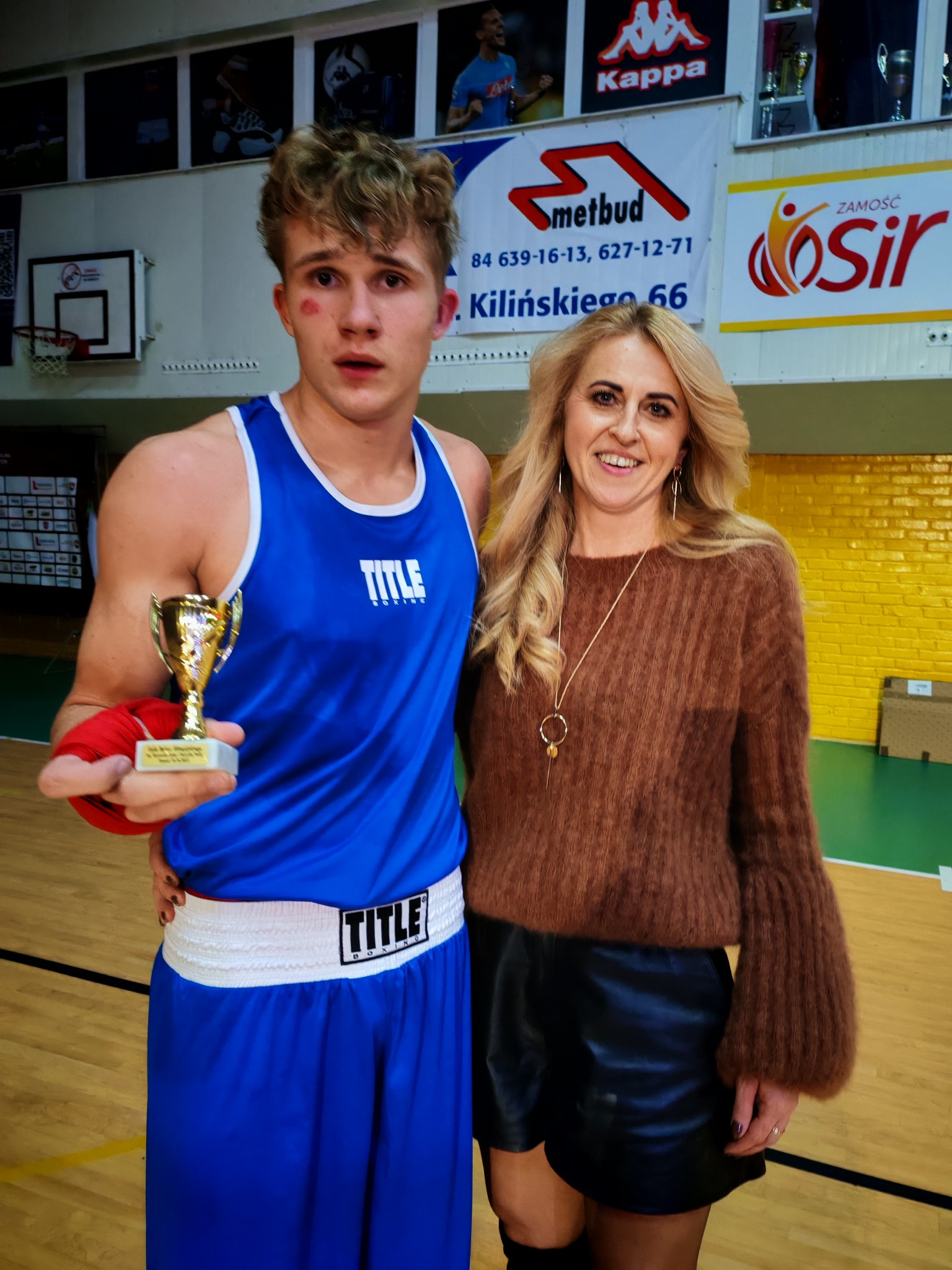 Боксер з кубком